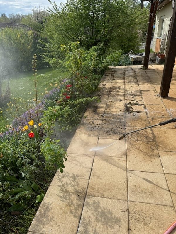 Terrasse dalles nettoyée résultat — Élagage Stehly